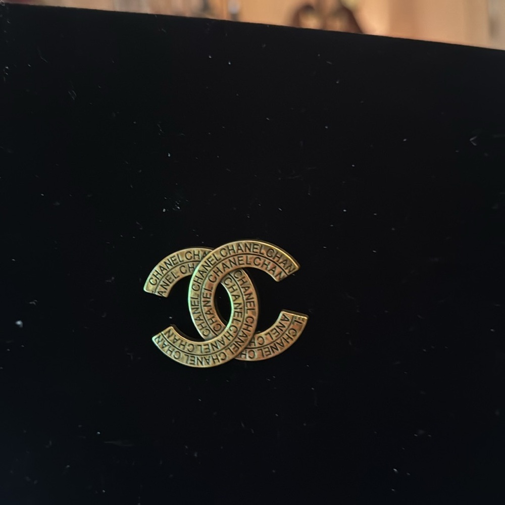 CHANEL antique Gold tone CC Logo Pin with Engraved Script signed in back - Picture 4 of 5